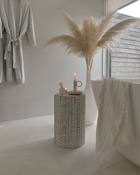 Pampas grass in the bathroom Beachy Bathroom Decor, Beachy Bathroom, Coastal Vibes, Bathroom Ceiling, Beachy Decor, Bathroom Decor Ideas, Small Bathroom Design, Ocean Inspiration, Pampas Grass