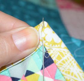 Machine Binding A Quilt, Sewing Mitered Corners, Quilt Binding Tutorial, Quilt Corners, Sewing Machine Quilting, Sewing Binding, Layer Cake Quilts, Binding Tutorial, Straight Line Quilting