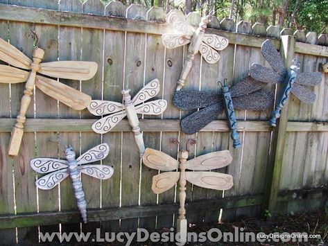 Ceiling Fan blades to Dragon flies inside or out  how cool!!!   You Made That from What? The 165th Metamorphosis Monday Fan Blade Dragonfly, Ceiling Fan Crafts, Fan Blade Art, Dragonfly Yard Art, Upcycled Garden, Dragonfly Wall Art, Upcycle Garden, Ceiling Fan Blades, Fence Posts