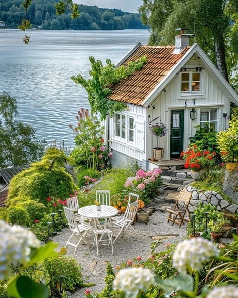 Junk Chic Cottage, Tiny Cottage, Dream Cottage, Cabins And Cottages, Dream House Exterior, Tiny House Design, Alam Yang Indah, Pretty House, Beach Cottages