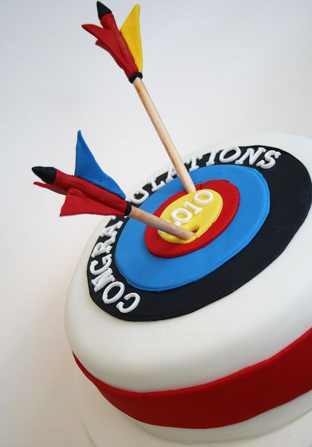 Archery Cake. by Anita Jamal;; great idea for a boys birthday @ 4H Center & shoot out there. Archery Party Ideas, Archery Cake, Robin Hood Birthday Party, Target Birthday Cakes, Archery Wedding, Archery Birthday Party, Archery Birthday, Robin Hood Party, Archery Party