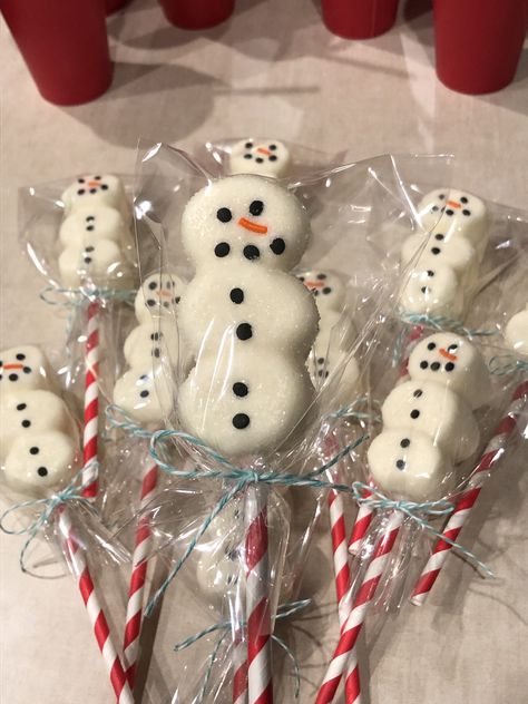 Marshmallow Christmas Decorations, Santa Marshmallows, Dipped Marshmallow Pops Christmas, Snowman Marshmallow Pops, Fall Marshmallow Pops, Chocolate Dipped Marshmallows Christmas, Christmas Chocolate Covered Marshmallows, Christmas Marshmallow Pops, Christmas Themed Treats