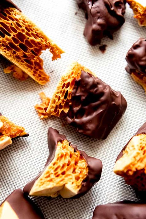 This easy Honeycomb recipe makes the BEST caramel-toffee candy that can be coated in chocolate to taste just like Cadbury Crunchie bars you can get in England or the Violet Crumble candy in Australia! Honeycomb is extra amazing mixed into ice cream! #honeycomb #candy #easy #best #recipe #simple #crunchie #cadbury #violetcrumble #homemade #seafoam #howtomake #glutenfree Violet Crumble, Honeycomb Recipe, Cadbury Crunchie, Crunchie Bar, Honeycomb Candy, Toffee Candy, Toffee Recipe, Caramel Toffee, Candy Recipes Homemade