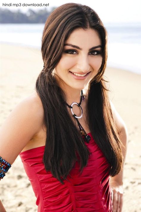 Soha Ali Khan Indian Ponytail, Soha Ali Khan, Sharmila Tagore, Pony Hairstyles, Individual Braids, Loose Ponytail, Hairstyles Indian, Crimped Hair, Ali Khan