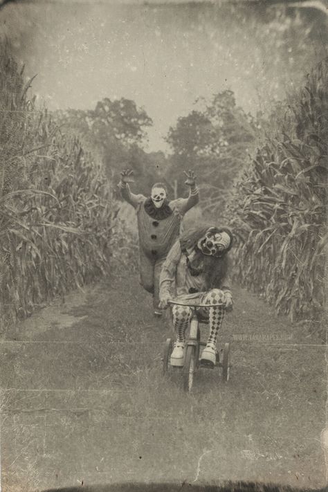 Clown In A Cornfield, Vintage Halloween Pictures, Creepy Clowns, Creepy Clown, Horror House, Horror Halloween, Halloween Images, Colorful Portrait, Vintage Horror