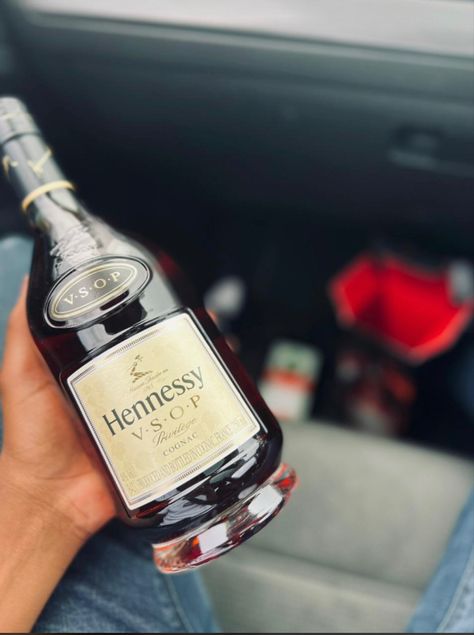 Hennessy And Red Bull, Hennessy Drinks Recipes, Hennessy Aesthetic, Bottle Of Hennessy, Hennessy Drinks, Hennessy Bottle, Home Screen Wallpaper Hd, Mens Aesthetic, Liverpool Wallpapers