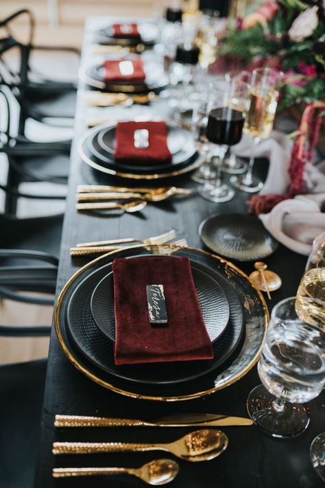 How To Mix And Match Your Moody Wedding Decor #velvetdetails #maroonweddingdecor #weddingtheme #weddingchicks #moodyweddinginspiration #weddingtablescape #blackandburgundyweddingdecor Moody Wedding Decor, Dark Wedding Theme, Rustic Wedding Decorations, Tafel Decor, Maroon Wedding, Dark Wedding, Moody Wedding, How To Mix, Gothic Wedding