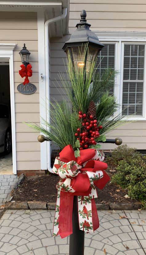 Christmas Lamp Post Decorations Decorating Ideas, Lamppost Christmas Decor Diy, Decorate Lamp Post For Christmas, Christmas Lampost Decor, Christmas Light Pole Decorating Ideas, Holiday Lamp Post Ideas, Christmas Light Pole Decorations, Light Post Christmas Decorations, Christmas Lamp Post Decorations