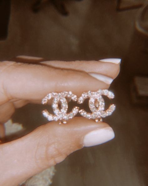 Preppy Jewelry, Expensive Jewelry Luxury, Luxe Jewelry, Jewelry Accessories Ideas, Girly Accessories, Chanel Earrings, Classy Jewelry, Expensive Jewelry, Jewelry Lookbook