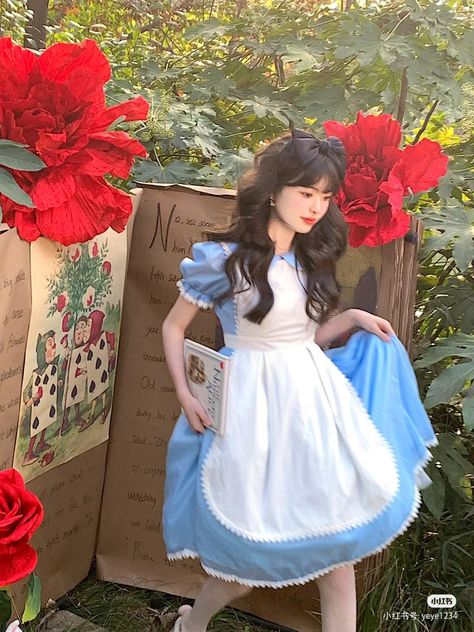 Alice In Wonderland Alice, Disney Princess Cosplay, Alice Cosplay, Wonderland Alice, Wonderland Costumes, Princess Cosplay, Gesture Drawing, Creative Instagram Photo Ideas, The Princess And The Frog