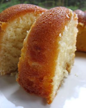 The Ritz Carlton Lemon Pound Cake - the only from scratch Lemon Pound Cake recipe you will ever need! It tastes amazing! This recipe never lets me down. Great dessert for a crowd. Serve with vanilla ice cream and fresh fruit. Lemon Cakes, Lemon Pound Cake Recipe, Easter Desserts, Lemon Loaf, Plain Chicken, Dessert Aux Fruits, Cakes Recipes, Pound Cakes, Lemon Pound Cake