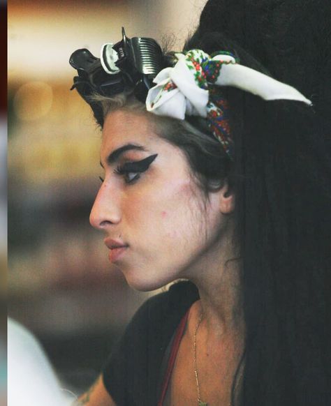 Amy Winehouse Makeup, Amy Winehouse Style, Imperfection Is Beauty, Witchy Fashion, Amy Winehouse, Divine Feminine, Nirvana, Pretty Woman, Beautiful People