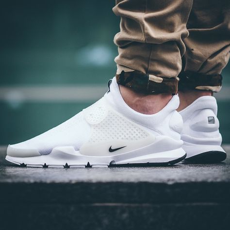 NIKE Sock Dart Nike Sock Dart, Sneaker Shop, Sneakers Vans, Sneakers Mode, Shoes Running, Gym Shoes, Sneakers Men Fashion, Air Max 1, Shoes Casual