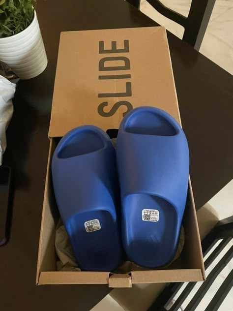 Azure Yeezy Slides Outfit, Blue Yeezy Slides Outfit, Blue Yeezy Slides, Estilo Drip, Blue Yeezy, Boys Fashion Aesthetic, Yeezy Slides Outfit, Blue Slides, Fun Slippers