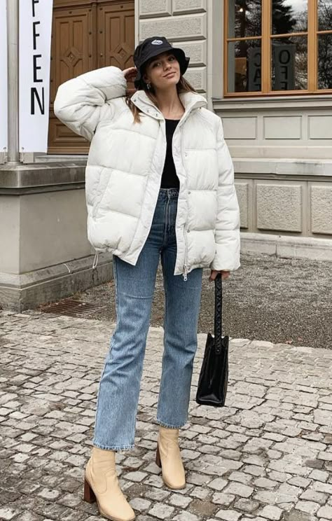 Creme Puffer Jacket Outfits, White Puffer Jacket Outfit Street Styles, White Puffy Jacket Outfit, Padded Coat Outfit, White Puffer Jacket Outfit, Coated Jeans Outfit, Puffy Jacket Outfit, Long Jacket Outfit, Spring Jacket Outfit