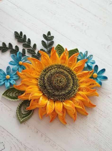 Quilling Patterns Tutorials, Quilling Dolls, Quilling Pattern, Paper Quilling Flowers, Paper Quilling Cards, Paper Sunflowers, Hello August, Quilling Work, Art Quilling