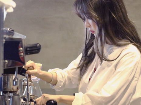 Barista MoonByul Ulzzang Barista, Barista Aesthetic, Barista Outfits, Cafe Barista, Dream Music, Coffee Shop Aesthetic, Mamamoo Moonbyul, Birthday Photoshoot, Woman Crush