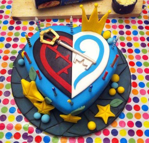 Kingdom Hearts Cake as soon as i saw this i couldnt breath!!!!! its just so awsome!!!! Kingdom Hearts Birthday Cake, Kingdom Hearts Birthday Party, Kingdom Hearts Party, Kingdom Hearts Cake, Kingdom Hearts Keyblade, Hearts Cake, Nerdy Nummies, Anime Cake, Kingdom Hearts Fanart