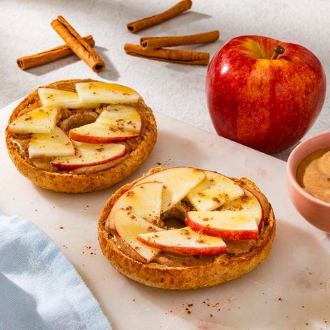 Maple cinnamon breakfast bagel | Healthy Recipes | WW Canada Whole Wheat Bagel, Cinnamon Breakfast, Breakfast Bagel, Grab And Go Breakfast, Cashew Butter, Fresh Apples, Apple Cinnamon, Apple Slices, Cinnamon Apples