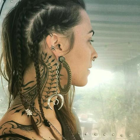 Neck Tattoo Girl, Women Neck Tattoo, Alchemy Magic, Neck Tattoo Ideas, Night In The Woods, Neck Tattoos Women, Muster Tattoos, Geniale Tattoos, Neck Tattoos