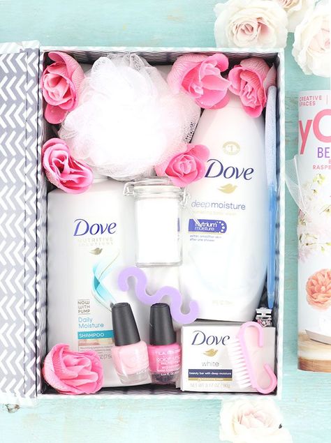 Spa in a box. Such an easy diy gift idea. Get a free printable for easy gifting. Spa In A Box, Spa Box, Diy Gift Baskets, Creative Diy Gifts, Diy Spa, Navidad Diy, Easy Diy Gifts, Diy Gift Box, Mors Dag