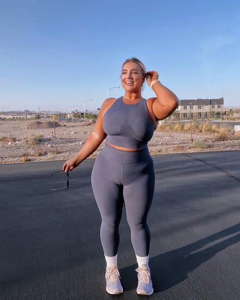 Plus Size Gym Outfits, Modele Fitness, Gym Crush, Bodysuit Outfit, Out Outfits, Cute Workout Outfits, Cute Gym Outfits, Comfy Sweatpants, Plus Size Workout