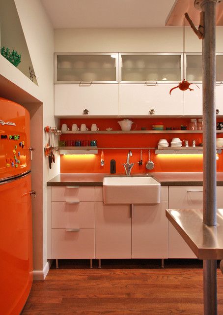 Retro Kitchen Design Ideas And Resources | Wood & Wire Windowless Kitchen, Burnt Orange Kitchen, Retro Stove, Orange Kitchen Decor, Retro Appliances, Kabinet Dapur, Eclectic Kitchen, Orange Kitchen, Kitchen Colour Schemes