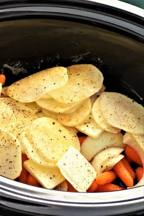 Crock Pot Cheesy Potatoes and Carrots Crockpot Potatoes And Carrots, Potatoes Crock Pot, Carrot Stew, Crockpot Potatoes, Cheesy Potatoes Crock Pot, Bacon Soup Recipes, Roasted Baby Carrots, Baby Carrot Recipes, Slow Cooker Potatoes