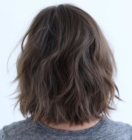 Casual Feathered Brunette Bob Feathered Long Bob, Clavicle Bob, Medium Textured Bob, Layered Bob With Highlights, Choppy Long Bob, Long Messy Bob, Messy Bob Haircut, Feathered Layers, Long Layered Bob