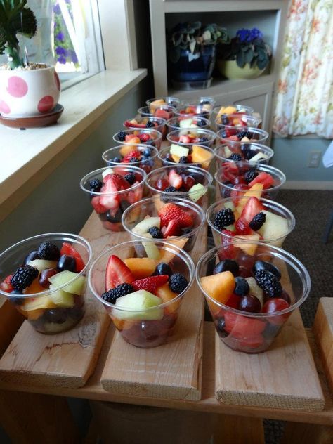 Fruit Cups Party, Dessert Table Birthday, Fruit Platter Designs, Appetizers For Kids, Avocado Salad Recipes, Fruit Packaging, Sweet Dishes Recipes, Fruit Cups, Fruit Salad Recipes