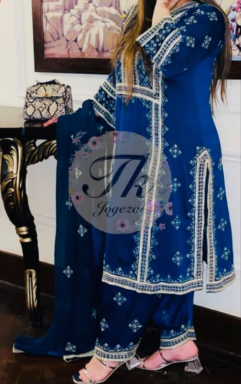 Balochi Kurta Designs, Ladies Frock Design, Pakistani Frocks, Balochi Dresses, Balochi Embroidery, Disney Horses, Afghani Dress, Eastern Dresses, Balochi Dress