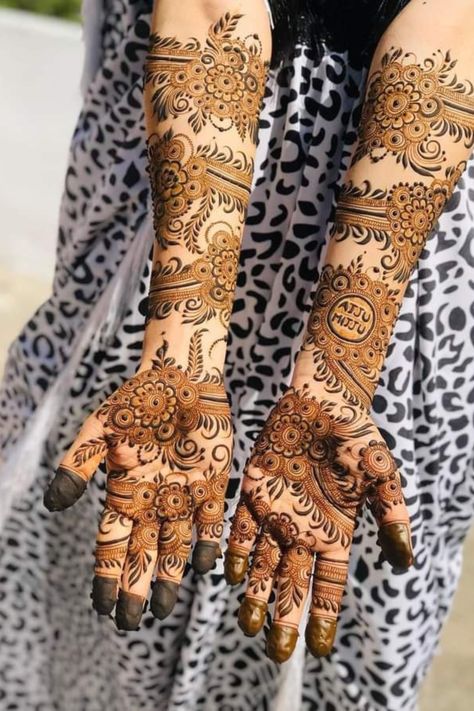 Caption: Adorn your hands with intricate and mesmerizing henna designs that exude elegance and celebrate the beauty of tradition. 💅🌿✨ #HennaDesigns #MehndiArt #FullHandMehndi #EleganceAndTradition #HennaLove #MehndiMagic #HandAdornments Full Hand Arabic Mehndi Design, Arebic Mehandi Full Hand, Henna Full Hand, Karvachauth Photoshoot, Full Hand Henna, Latest Mehndi Designs Wedding, Front Mehndi, Latest Arabic Mehndi Designs, Mehandhi Designs