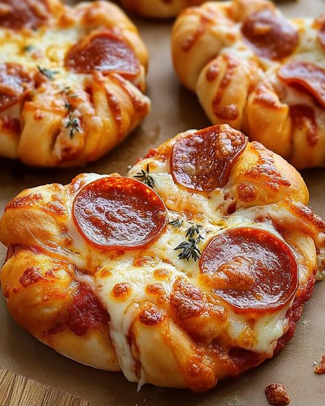 Pizza Knots, Oven Food, Dinner Snacks, Food To Eat, Food Babe, Provolone Cheese, Yummy Comfort Food, Delicious Snacks Recipes, Italian Cooking