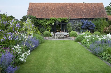 Tom Stuart Smith, English Country Gardens, Pergola Patio, Garden Borders, Gorgeous Gardens, Garden Cottage, Country Gardening, Back Garden, Small Gardens