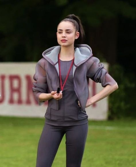 Sophia Carson, Sofia Carson, Disney Descendants, School Looks, Dove Cameron, Petite Fashion, Sabrina Carpenter, Aesthetic Outfits, Actors & Actresses