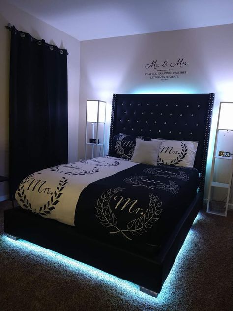 Black Master Room Bedroom Ideas, Black Retro Bedroom, Cute Room Ideas Black, Boyfriend Girlfriend Bedroom Ideas, Black Girls Bedroom Ideas, Cute Black Bedroom Ideas, Black Bedroom Set Ideas, Black Bed Set Bedroom Ideas, Black And Silver Room