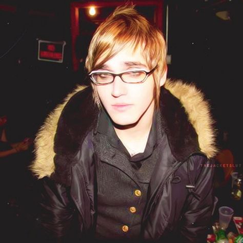 Mikey... Why do you always make me insane!? Patrick Stump, Mikey Way, Band Pictures, My Chemical, Low Quality, My Chemical Romance, Wicked, Romance, Band