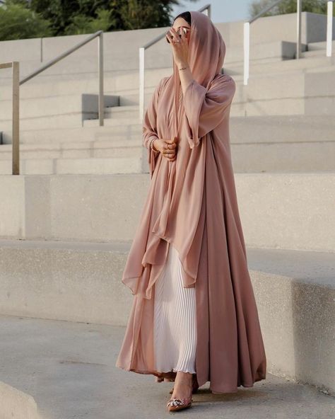 Pretty Abayas, Classical Outfits, Abayas Designs, Open Abayas, Modest Abaya, Modesty Dress, Sunday Ootd, Modest Outfits Muslim, Abaya Outfit