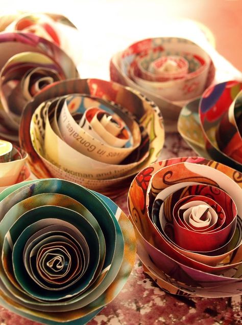 I like this even more than the book rosettes - rosettes from magazines | DIY Reuse Paper, Paper Petals, Simple Paintings, Crafts Simple, Recycled Magazine, Roses Book, Magazine Crafts, Easy Canvas, Diy Magazine