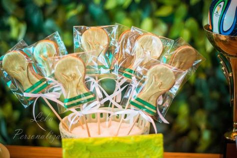 World Cup Birthday Party, World Cup Party Ideas, Cup Party Ideas, Fun Table Centerpieces, World Cup Party, Ball Cupcakes, Soccer Ideas, Shoe Cookies, Soccer Cake