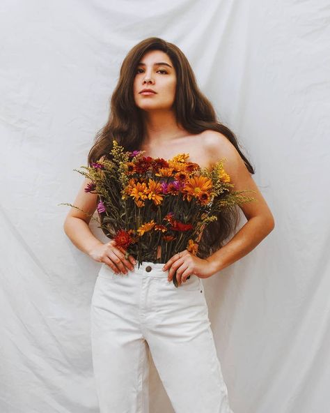 Pose With Flowers, Creative Fashion Photography, Beautiful Photoshoot Ideas, Flower Photoshoot, Creative Photoshoot Ideas, Shotting Photo, Photography Inspiration Portrait, Self Portrait Photography, Fun Photoshoot