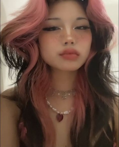 Light Pink Bangs Brown Hair, Pink Chunks In Brown Hair, Hair Dye Ideas With Curtain Bangs, Light Pink And Dark Brown Hair, Pink Wolfcut Hair, Pink Hair Dye Ideas Brunettes, Baby Pink Peekaboo Hair, Brown Hair With Pink Bangs, Pink Hair Curtain Bangs