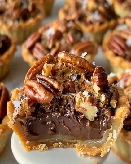 Mini Pecan Chocolate Caramel Tarts - Easy Dessert Recipe - optimal recipes Chocolate Mini Pies Easy, Christmas Mini Tarts Desserts, Mini Tart Recipes Desserts, Toffee Tarts, Mini Tarts Dessert, Mini Chocolate Pies, Handheld Desserts, Mini Pecan Tarts, Dessert Tarts Mini