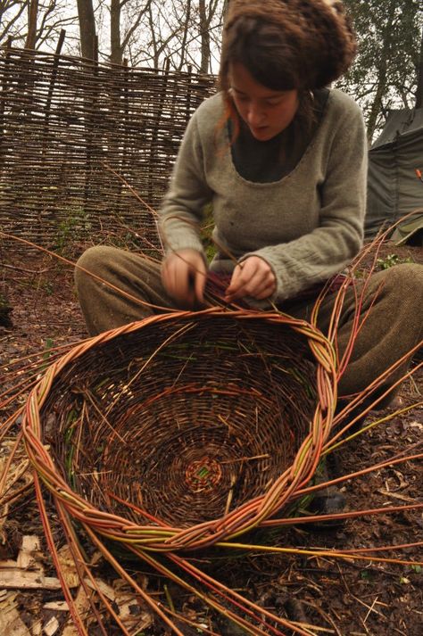 A Well Traveled Woman, Hantverk Diy, Willow Weaving, Homestead Survival, Camping Survival, Survival Prepping, Nature Crafts, Permaculture, Sustainable Living