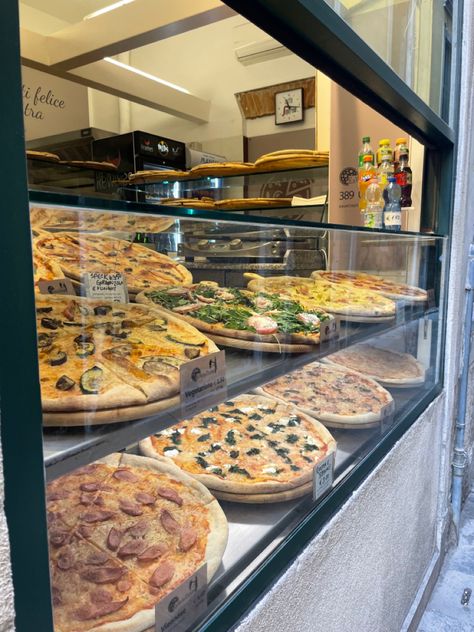 pizza slices italy venice delicious food aesthetic New York Pizza Shop, Pizza Shop Aesthetic, Small Pizza Shop, Pizzaria Aesthetic, Pizza Shop Design, Pizzeria Aesthetic, Pizza Stand, Pizza Display, Pizza Italy