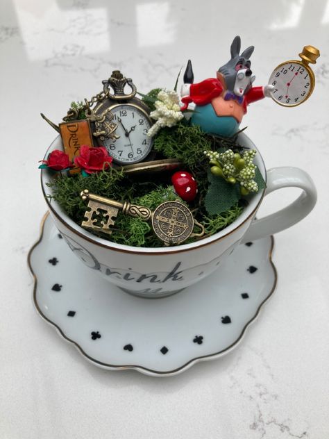 Alice In Wonderland Table, Moss And Flowers, Alice In Wonderland Themed Party, Alice In Wonderland Garden, Alice In Wonderland Crafts, Alice In Wonderland Room, Deco Disney, Alice In Wonderland Diy, Wonderland Party Decorations