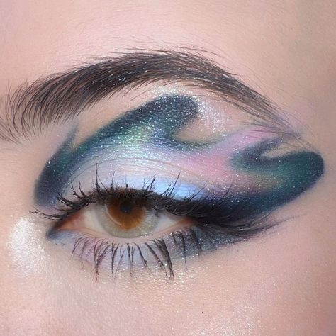 Aurora Borealis Makeup Look, Northern Lights Makeup Look, Northern Lights Outfit, Aurora Borealis Makeup, Northern Lights Makeup, Zooey Electra, Ice Makeup, Eye Ideas, Aurora Lights