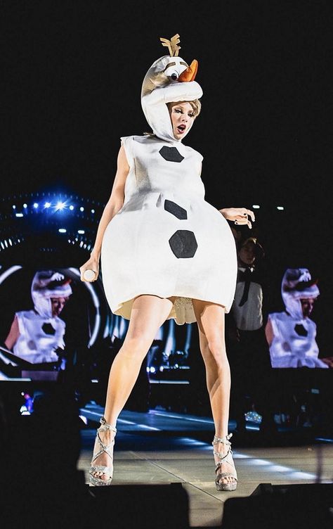 Taylor Swift Olaf, Phone Backgrounds Funny, Olaf Costume, Taylor Swift Jokes, Taylor Swift Funny, Olaf, Eras Tour, Costume Ideas, Funny Photos