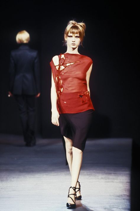 Photo feat. Angela Lindvall - Martine Sitbon - Autumn/Winter 1997 Ready-to-Wear - paris - Fashion Show | Brands | The FMD #lovefmd Martine Sitbon, Angela Lindvall, Carolyn Murphy, Christy Turlington, Famous Models, Sonia Rykiel, Fashion Editor, Model Agency, Fashion Model