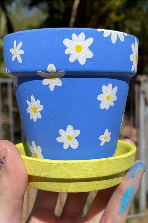 Whether you want to add some decoration to your terracotta pots or you want to transform your planters with a hand painted boho vibe… check out these awesome home DIY painted flower pot ideas for inspiration to make yours perfect! #paintedflowerpot #gardenideas #diy #gardenprojects Plant Houses, Pot Painting Ideas, Painting Pots, Kule Ting, Plant Pot Design, Flower Pot Art, Pot Painting, Plant Pot Diy, Kartu Valentine